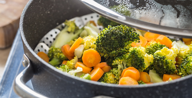 Dampfgaren und Dünsten: Schonend kochen mit Wasserdampf 