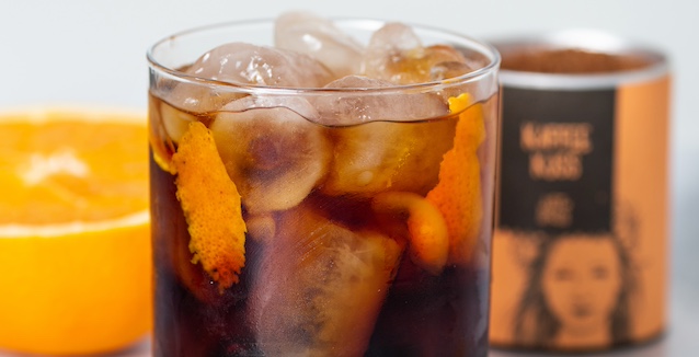 cold-brew-tonic-coffee-im-glas-mit-orangenscheiben