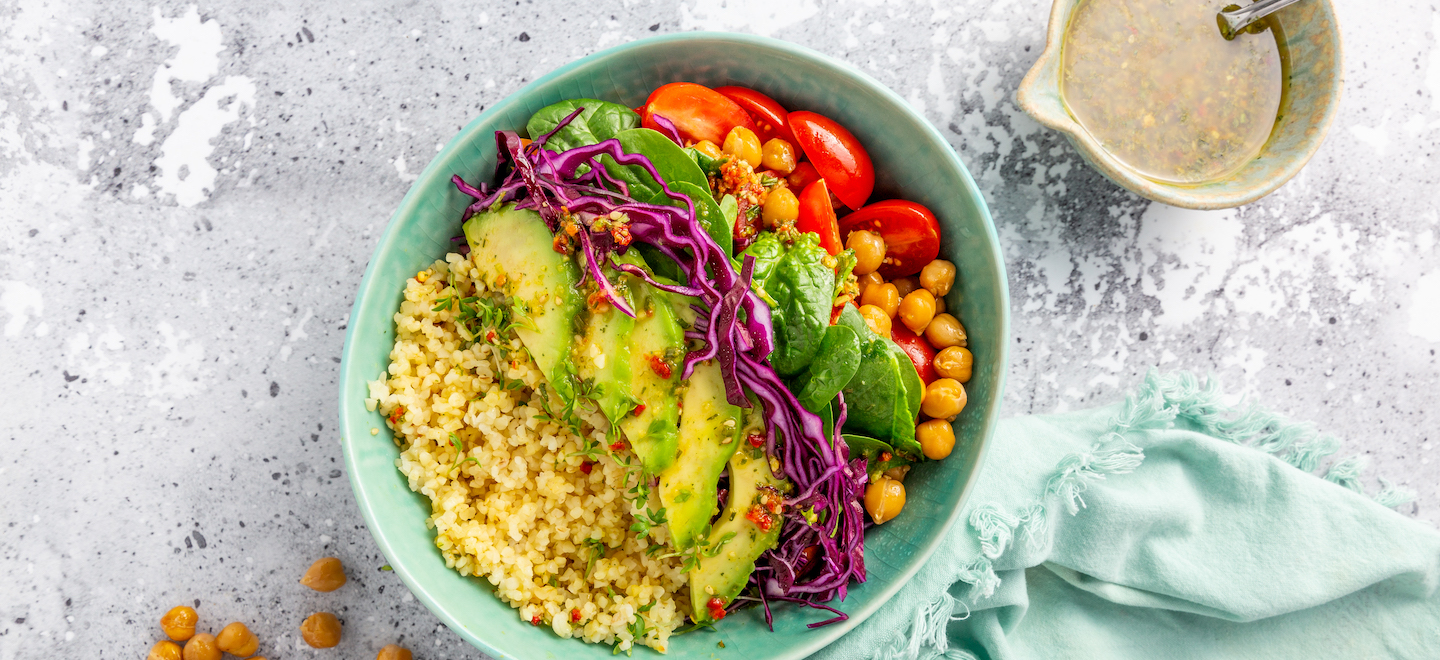 Bunte Salat Bowl mit Dressing Mix