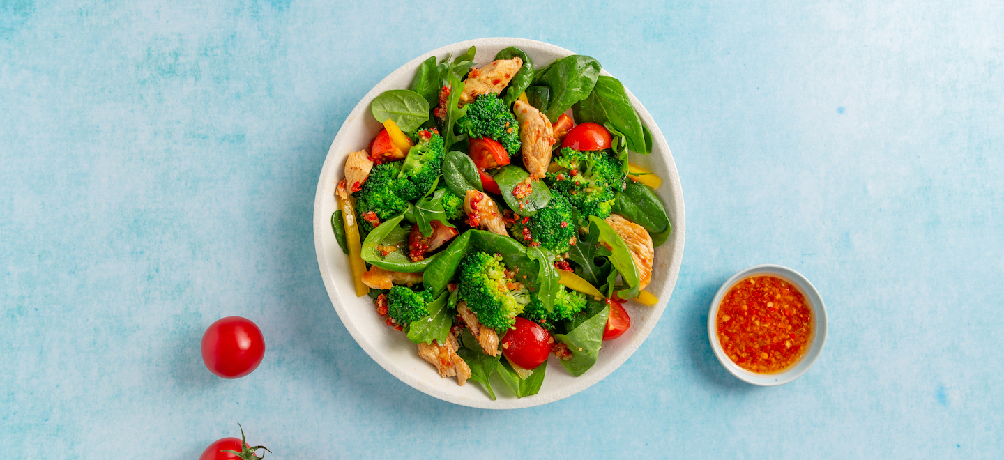 Power Salat mit Brokkoli, Hähnchen und Dressing Mix
