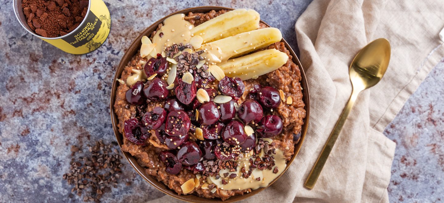 Schoko Bananen Oatmeal mit Kirschen