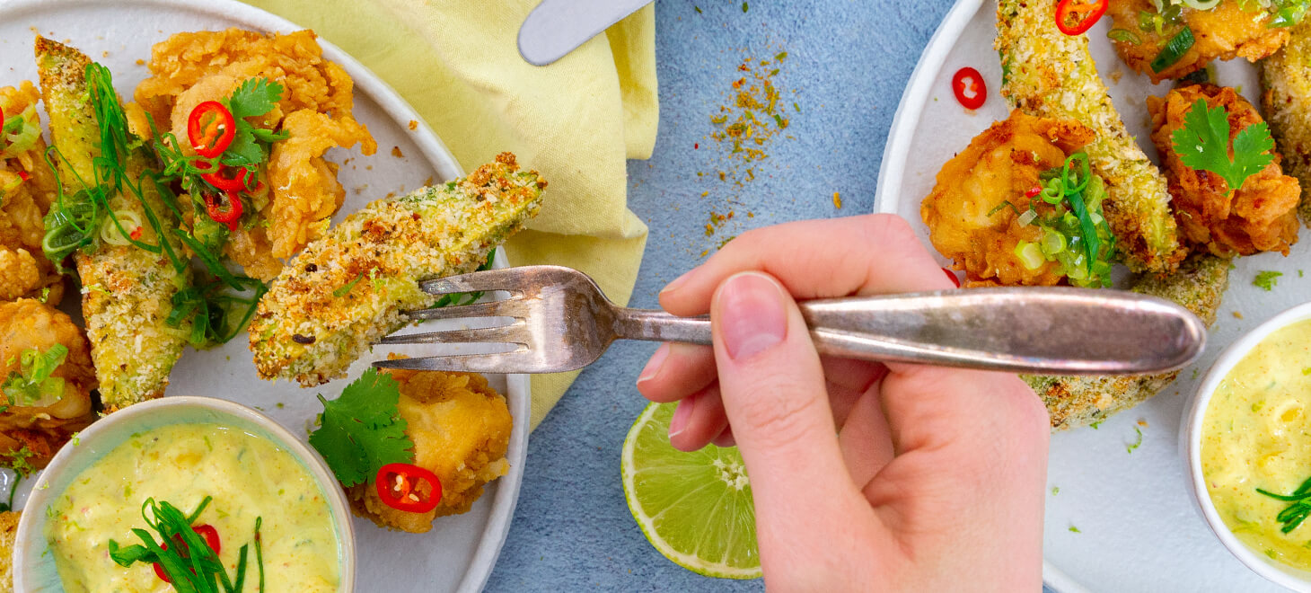 Asia Knusperhuhn mit Avocadopommes und Curry Dip