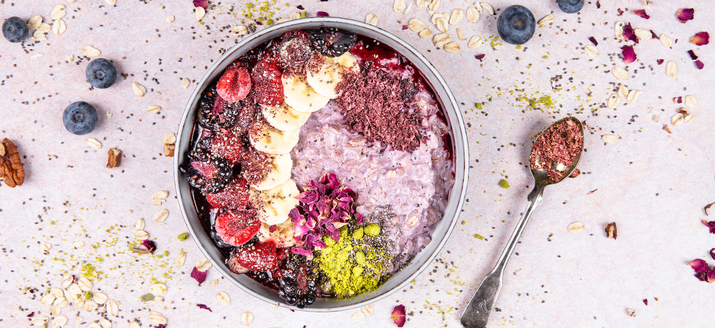 Blueberry Oatmeal mit Bananen und Beeren