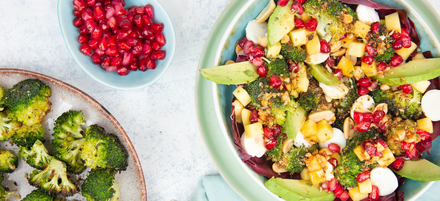Brokkolisalat mit Avocado und Mango