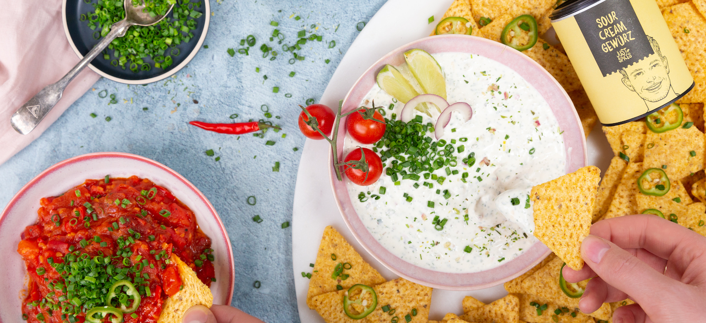 Sour Cream mit Nachos und Tomatensalsa