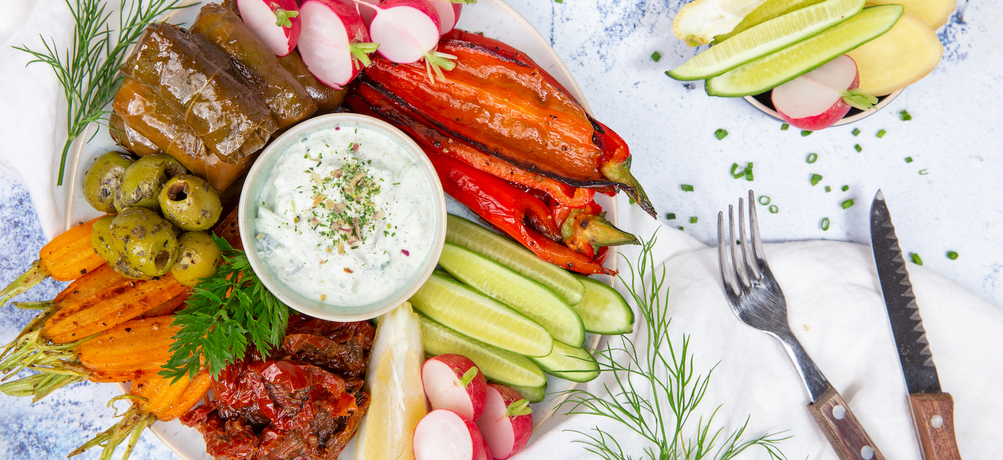 Tsatsiki mit Antipasti