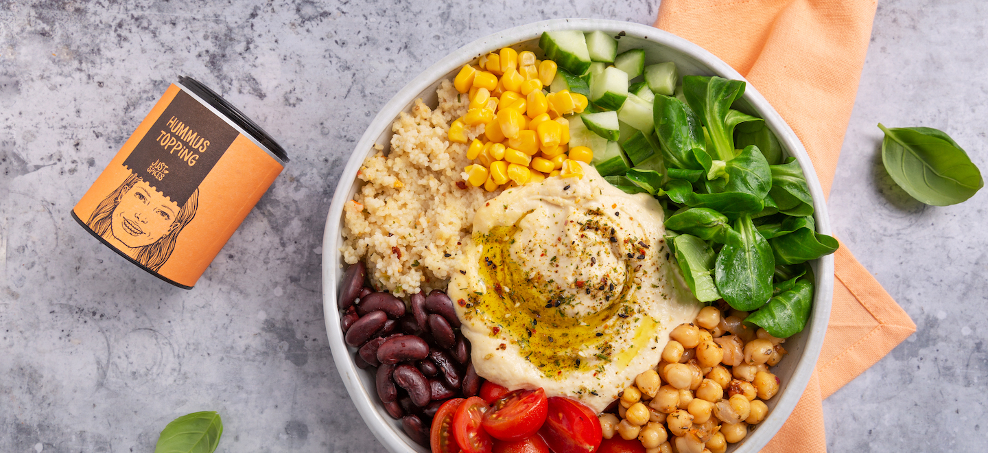 Bunte Bowl mit Hummus