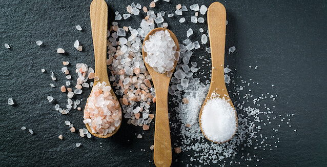 Salz Sorten auf Holzlöffel