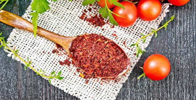 Tomatenflocken auf Holzlöffel