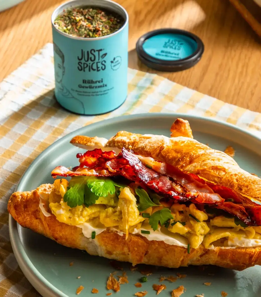 Just Spices - Rührei Gewürzmix -  Rührei Gewürz mit Rührei in Croissant