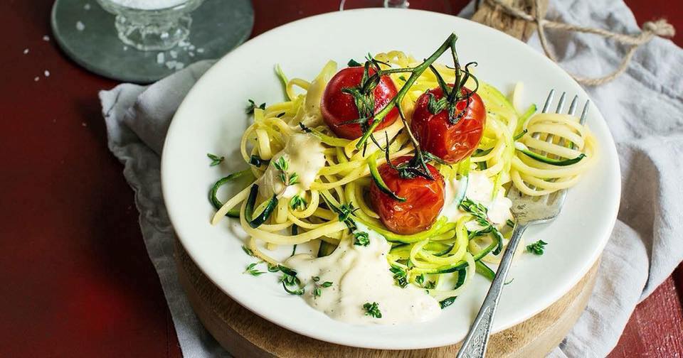 Zucchini-Nudeln mit geschmolzenen Tomaten und  Parmesan-Schaum