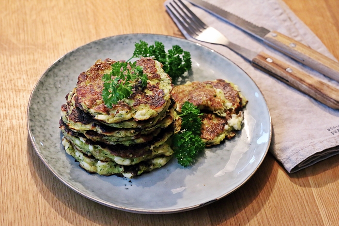 Knusprige Zucchini-Feta Puffer