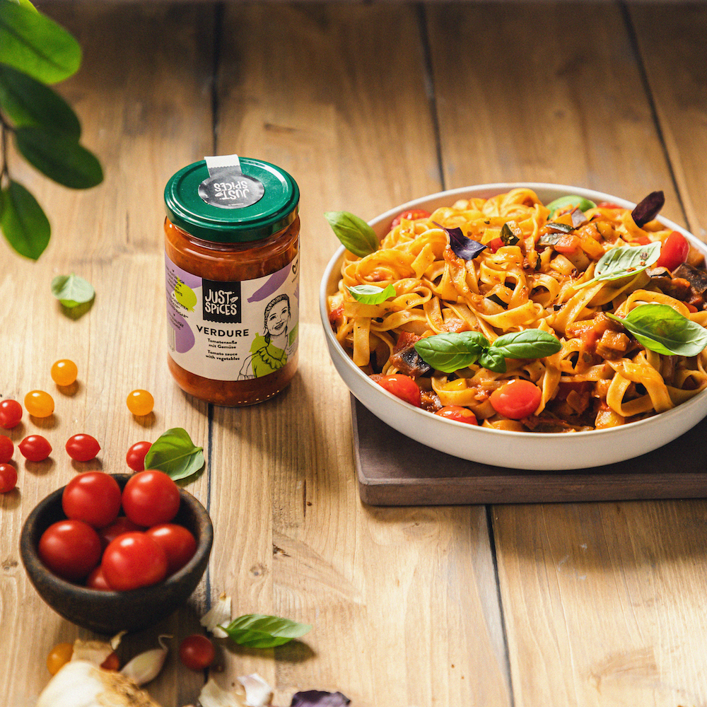 Bandnudeln mit geschmortem Gemüse | Rezept | JUST SPICES®