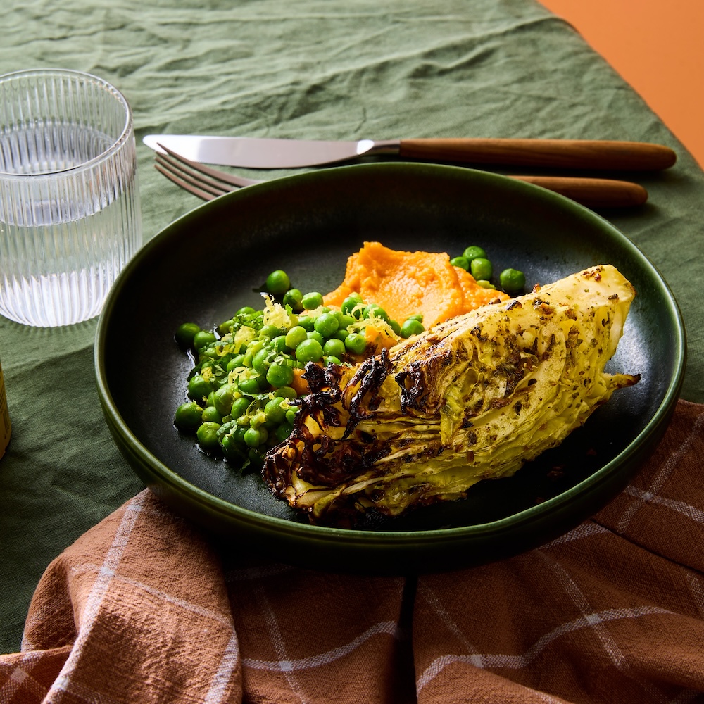 Crispy Airfryer Spitzkohl auf Süßkartoffelpüree