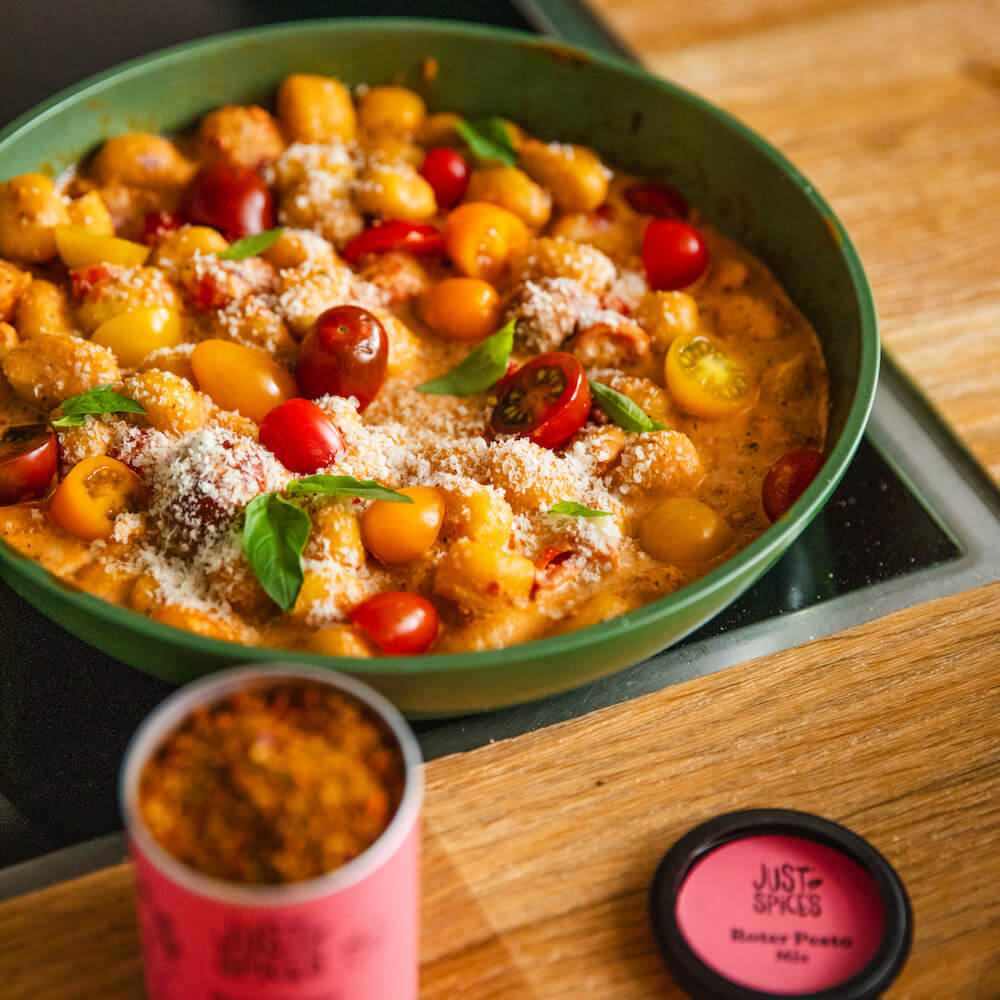 Gnocchi in roter Pesto Sahne Sauce | Rezept | JUST SPICES®