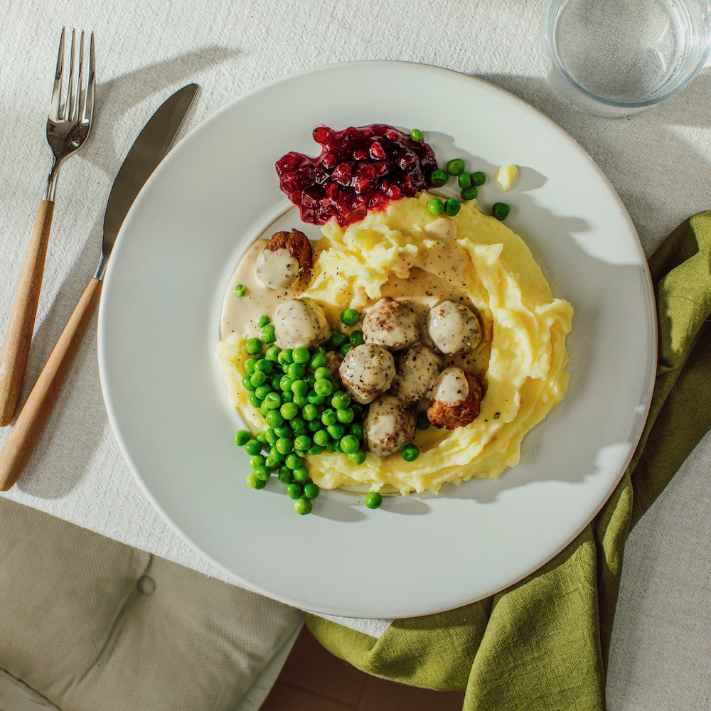 Köttbullar mit Kartoffelpüree und Preiselbeeren