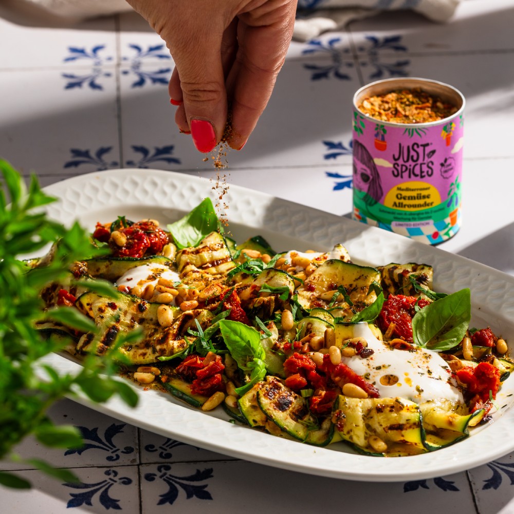 Gegrillte Zucchini mit Joghurt, Pinienkernen &amp; getrockneten Tomaten ...