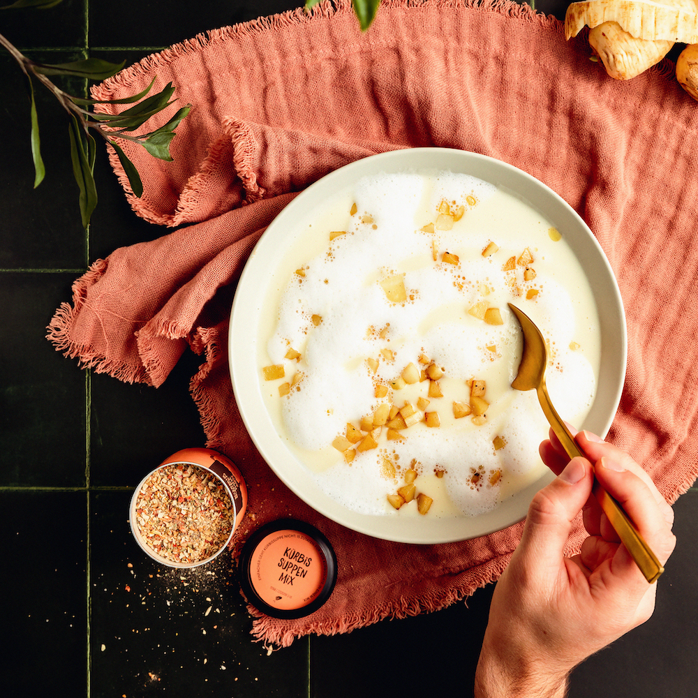 Pastinaken Suppe mit Kokosschaum | Rezept | JUST SPICES®