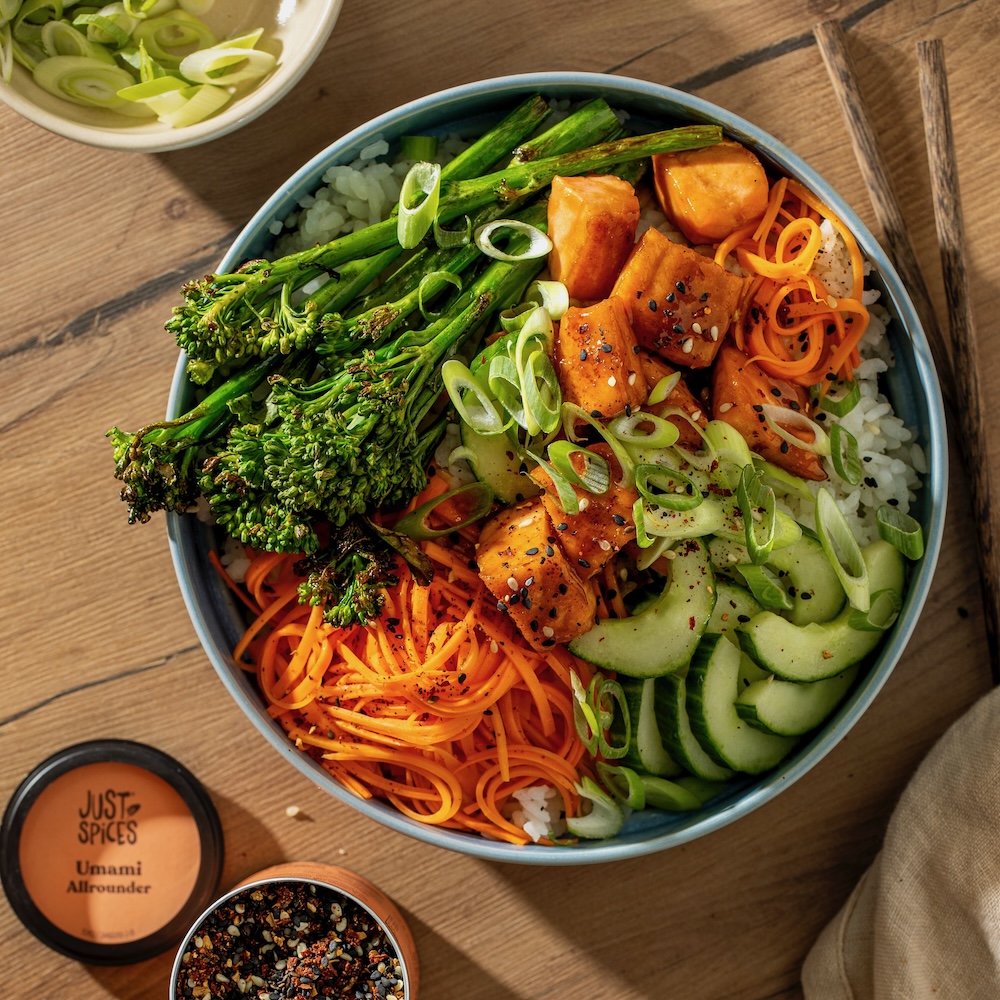 Sushireis Bowl mit Lachs
