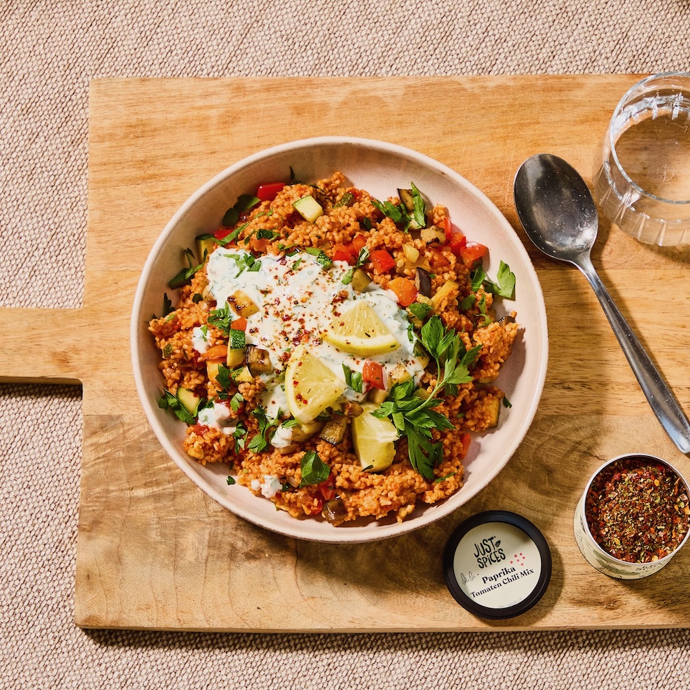 Tomaten Bulgur mit Gemüse & Joghurtdip