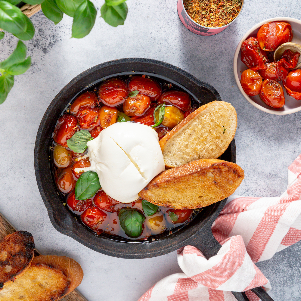 Tomaten-Burrata-Pfanne mit Baguette | Rezept | JUST SPICES®