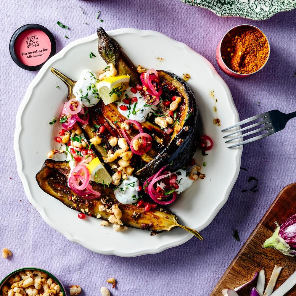 Gebackener Auberginen Salat mit knusprigen Bohnen und Granatapfel ... Gebackener Auberginen Salat mit knusprigen Bohnen und Granatapfel ...