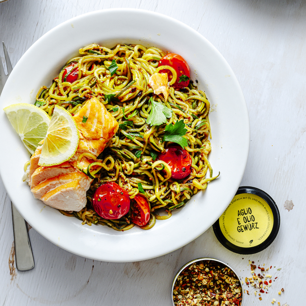 Zucchini Nudeln mit Lachs | Rezept | JUST SPICES®