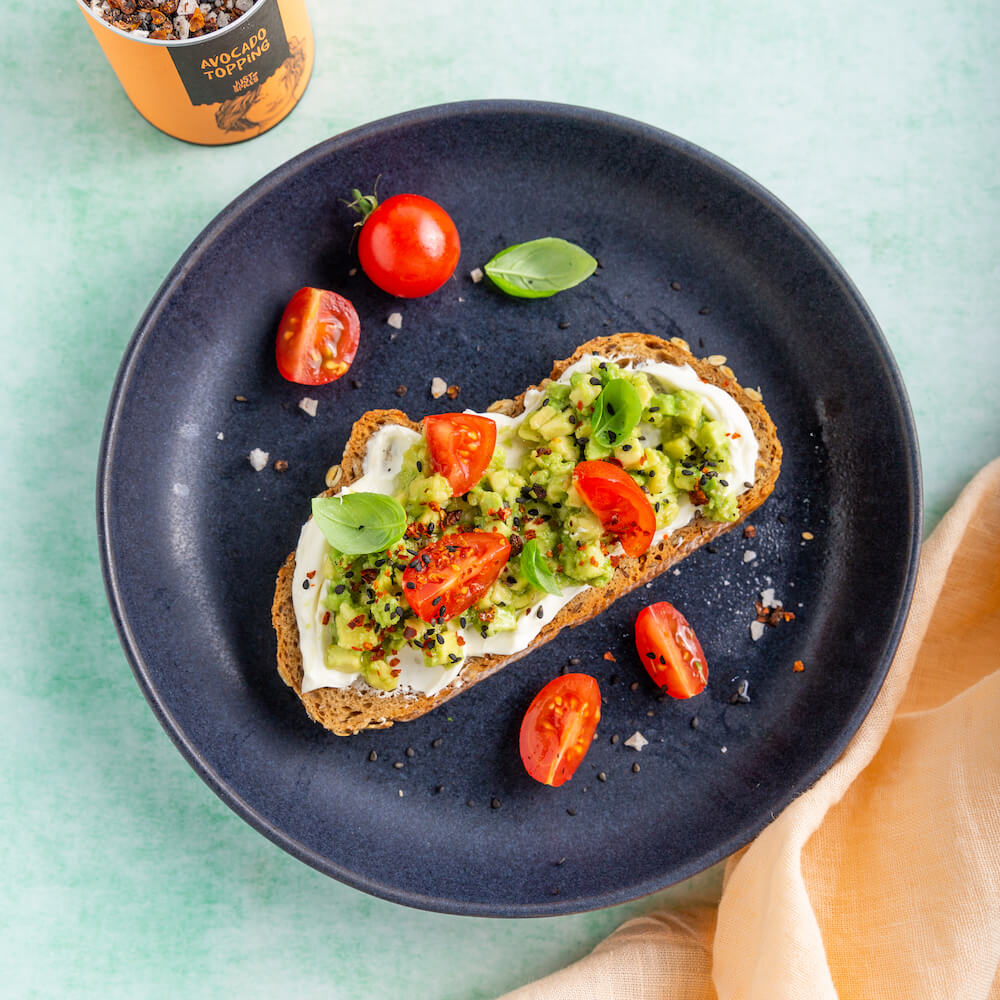 Avocado-Frischkäse Brot mit Tomaten | Rezept | JUST SPICES®