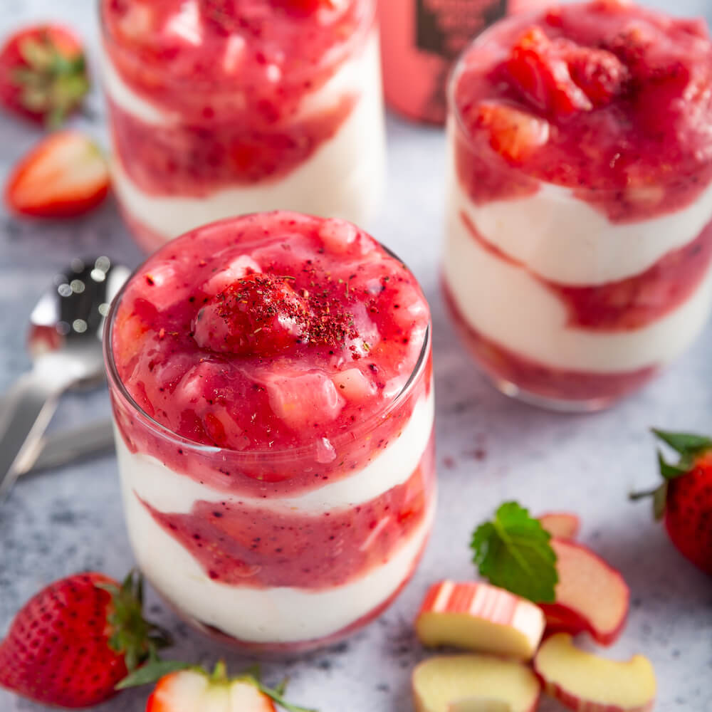 Erdbeer-Rhabarber Dessert | Rezept | JUST SPICES®