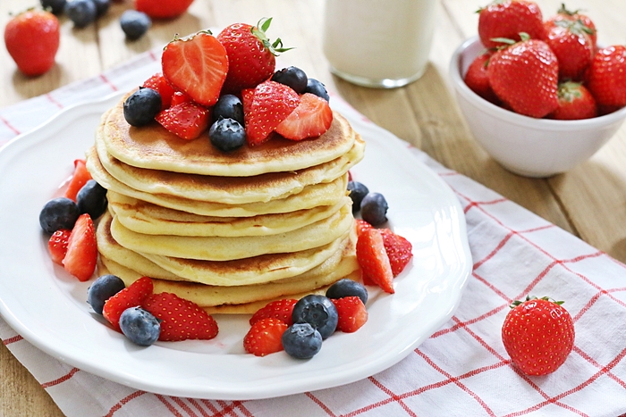 American Pancakes mit frischen Früchten