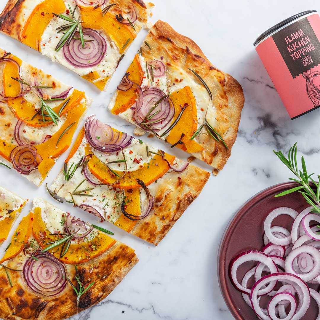 Kürbis Flammkuchen mit Ziegenfrischkäse | Rezept | JUST SPICES®