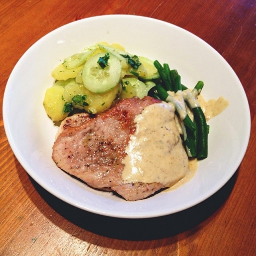 Schnitzel mit Kartoffel-Gurken-Salat & Senfsoße