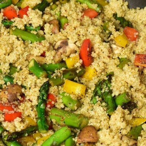 Quinoa mit Spargel und Paprika