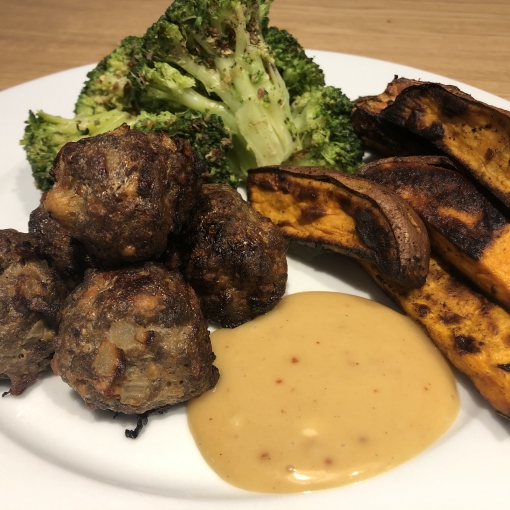 Meatballs mit Brokkoli und Süßkartoffel Spalten