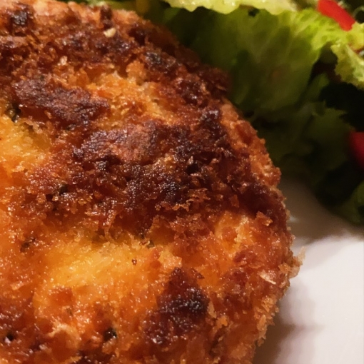 Panierter Käse mit Mango-Salat