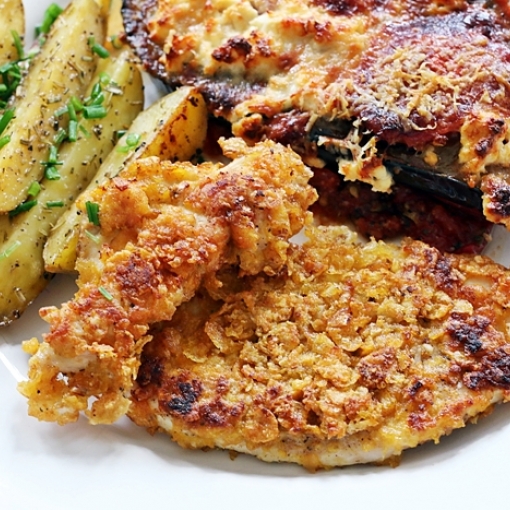 Knusprige Cornflakes-Hähnchenfilets mit Wedges