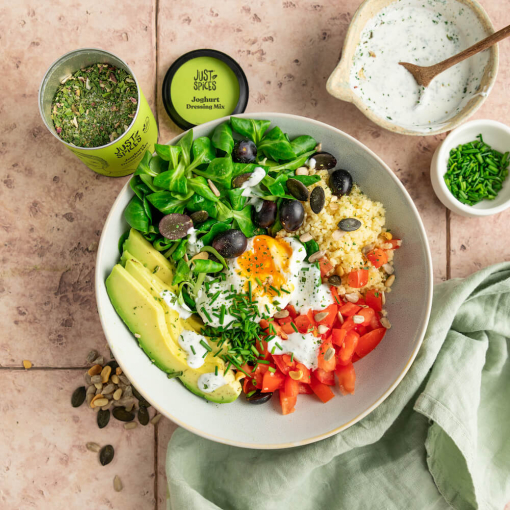 Bunte Salat Bowl mit Joghurt Dressing