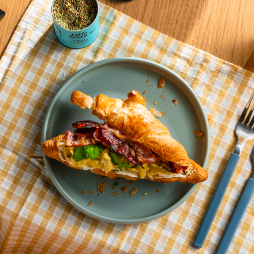 Croissant mit Rührei und Bacon