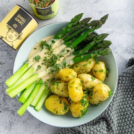 Grüner Spargel mit Hollandaise und Kartoffeln