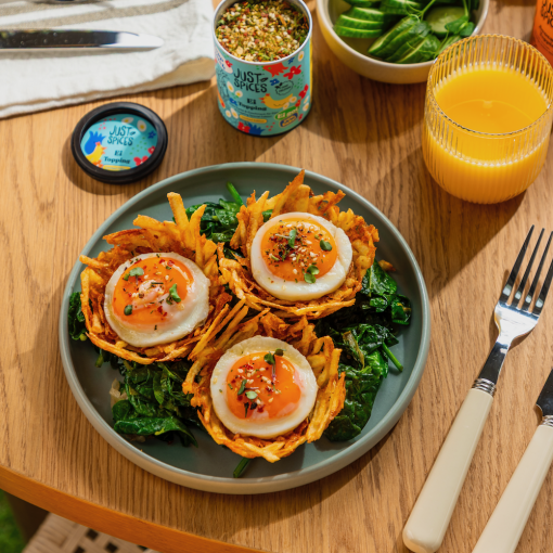Hashbrown-Nester mit Spiegelei & Blattgemüse