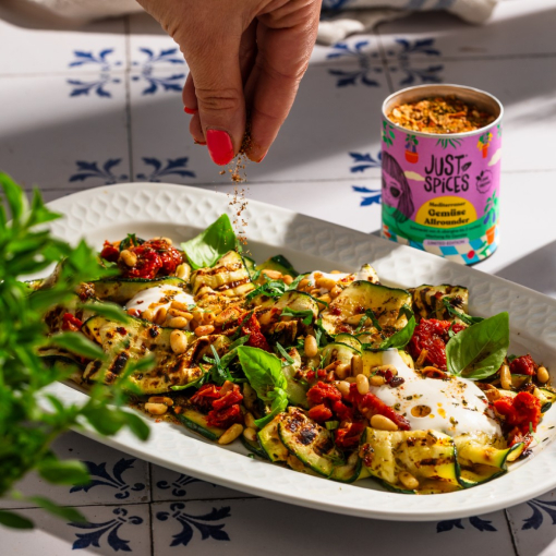 Gegrillte Zucchini mit Joghurt, Pinienkernen & getrockneten Tomaten