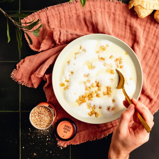 Pastinaken Suppe mit Kokosschaum