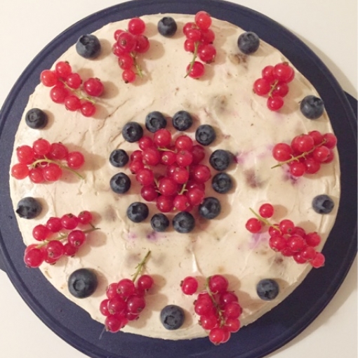Beerenkuchen mit Buttermilch und Vanilleschmand