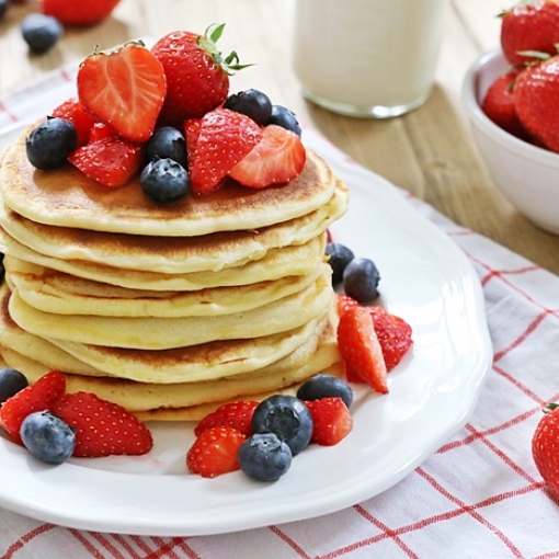 American Pancakes mit frischen Früchten