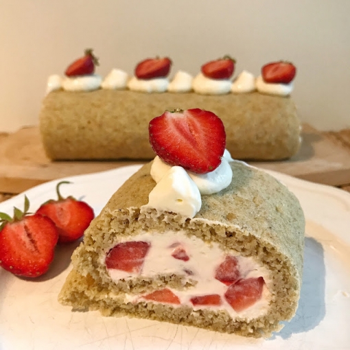 Biskuitrolle mit Erdbeer-Cremefüllung