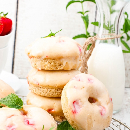 Erdbeer-Donuts mit Frischkäse-Glasur