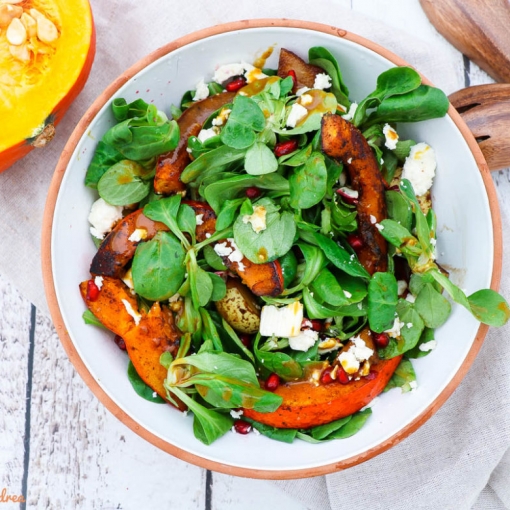 Salat mit Ofenkürbis, Birne und Granatapfel