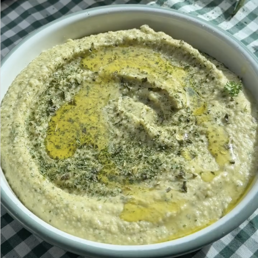 Cremiger Hummus mit geröstetem Knoblauch und Jalapeños