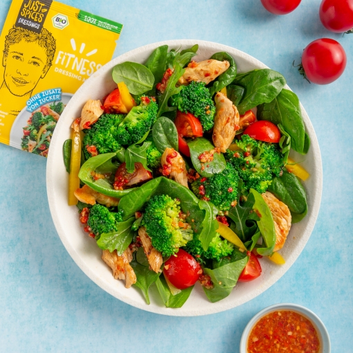 Power Salat mit Brokkoli, Hähnchen und Dressing Mix