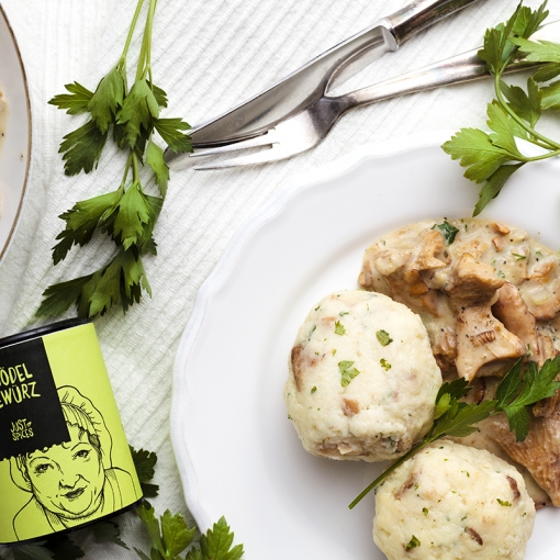 Semmelknödel mit Pilzragout